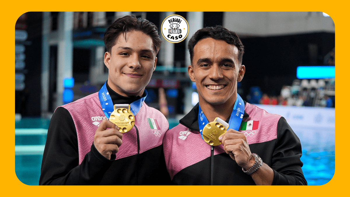 Clavadistas mexicanos con su medalla de oro