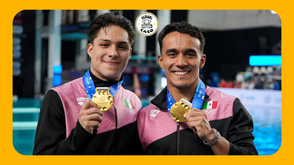 Clavadistas mexicanos con su medalla de oro