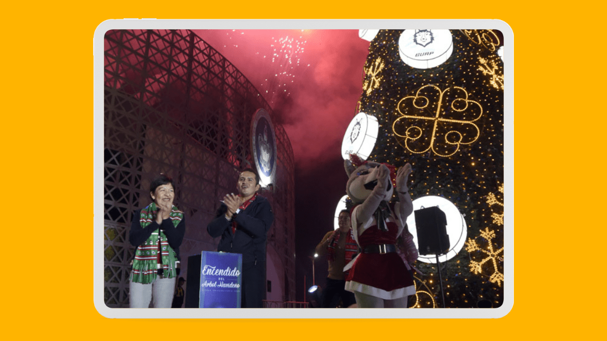 Entre música y luces, la BUAP celebra el encendido de su Árbol de Navidad 2025