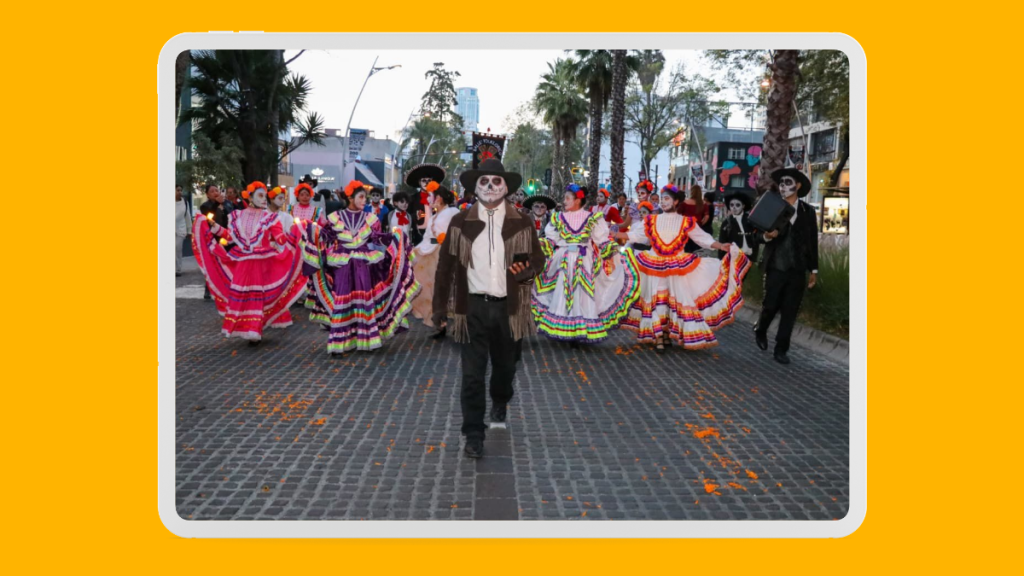 Más de mil 700 personas celebran el desfile “Entre Vivos y Muertos 2025” en Puebla