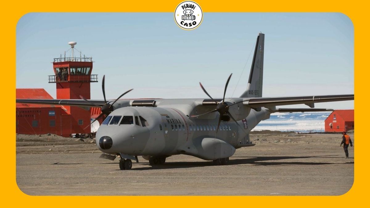 Avión de apoyo médico de la Marina cae en Texas; mueren cinco tripulantes