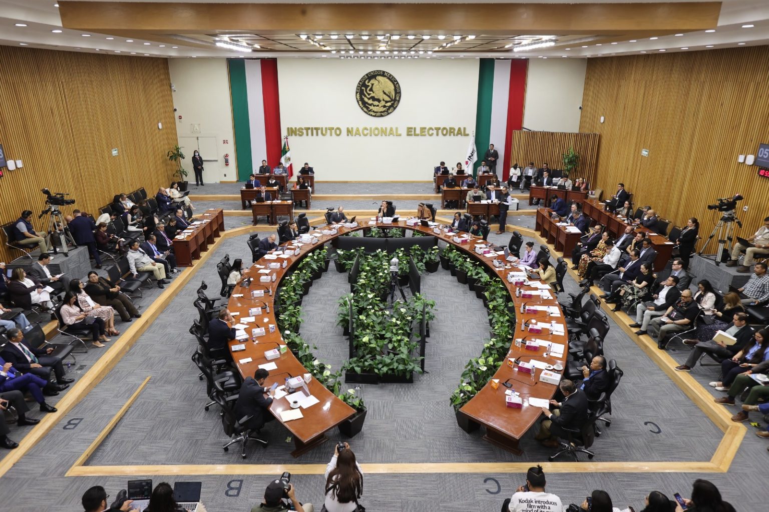 INE detecta fallas en gasto partidista para liderazgo femenino