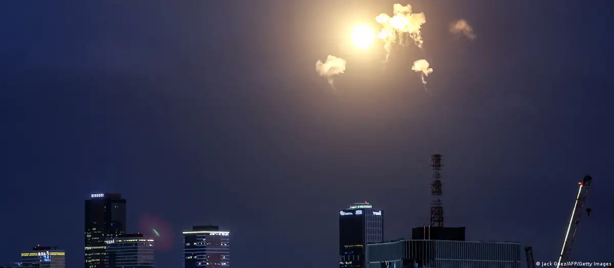 Irán intensifica ataques y extiende tensión militar en Medio Oriente