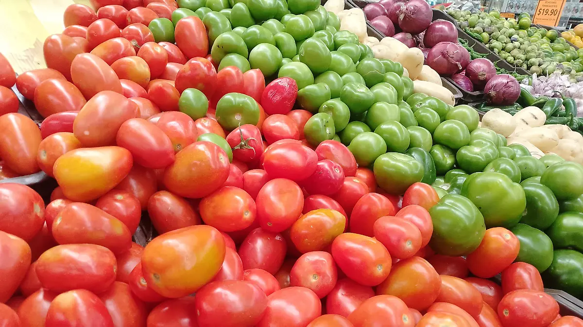 El jitomate lidera alzas; frutas, verduras y energía presionan precios