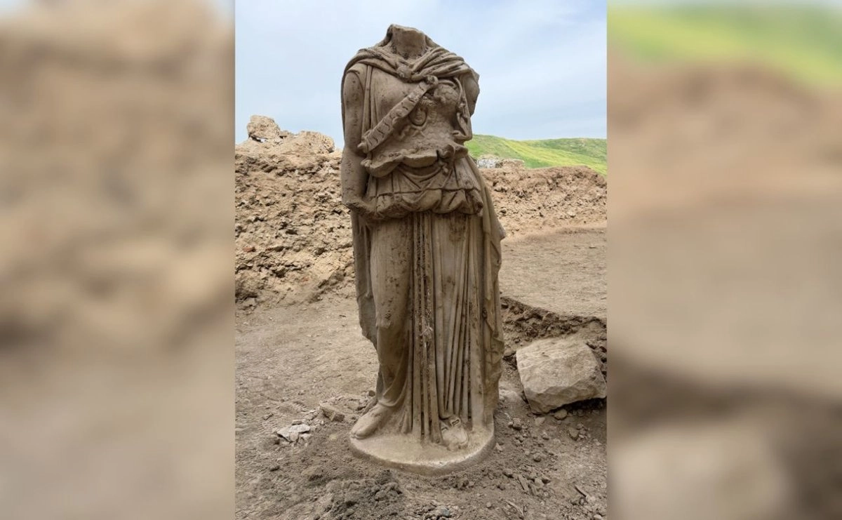 Hallan estatua de Atenea de 2 metros en antigua ciudad turca
