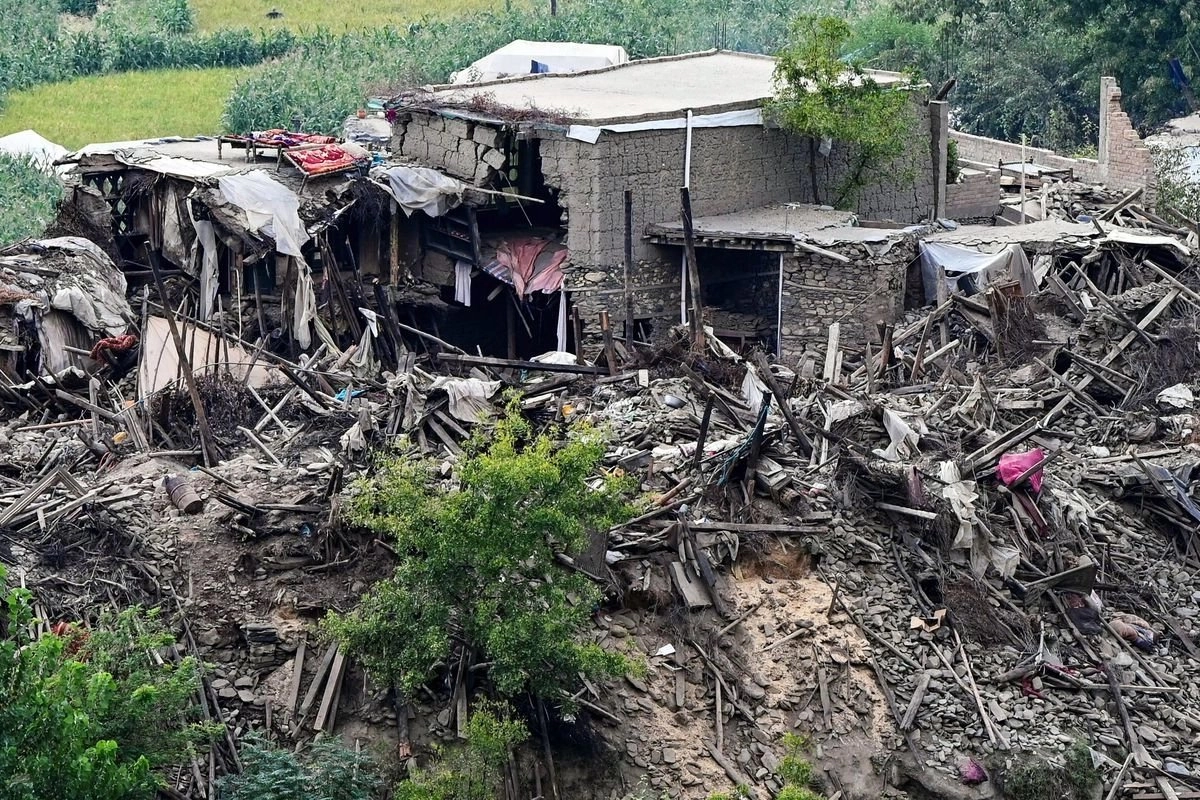 Sismo en Indonesia activa alerta de tsunami y deja daños