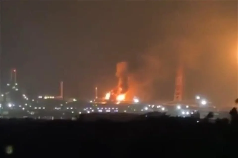 Explosión e incendio en refinería de Pemex deja seis heridos