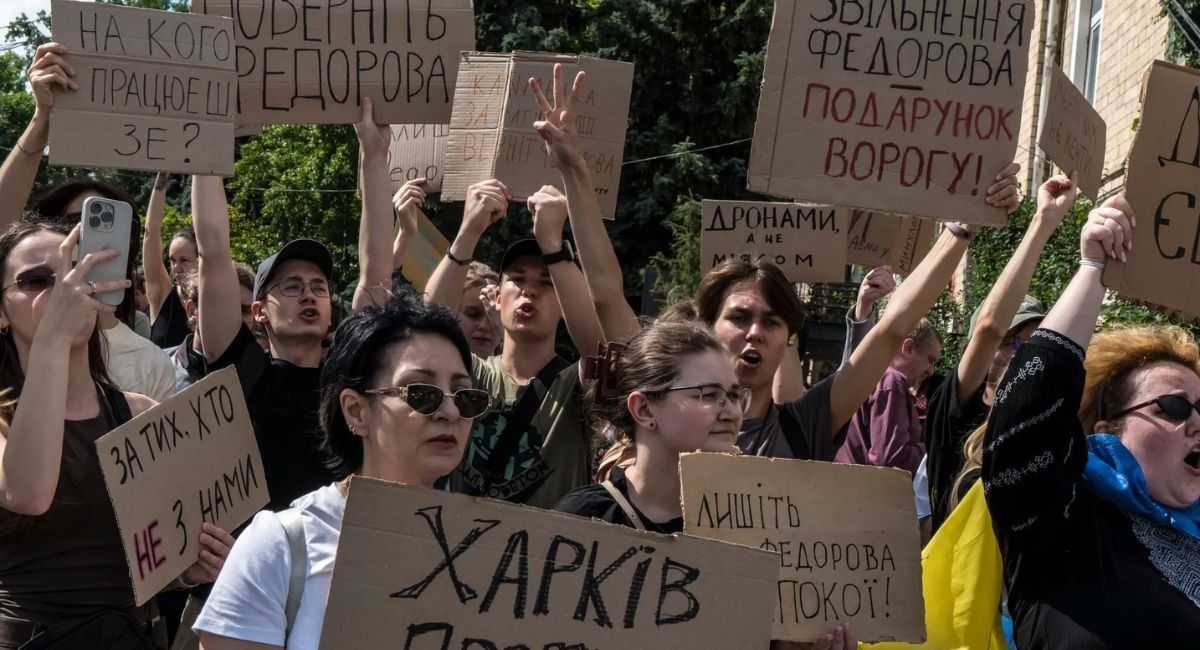 Protestas en Ucrania por destitución del ministro de Defensa