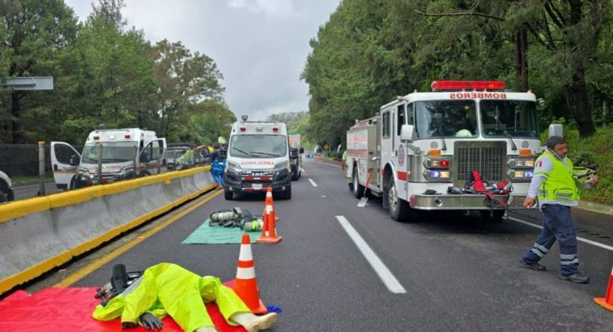 Vuelca tráiler con ácido muriático y paraliza la México-Cuernavaca