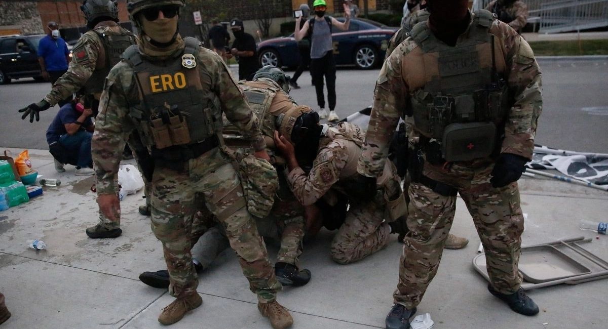 ICE intensifica su ofensiva migratoria con casi 50 mil arrestos en julio