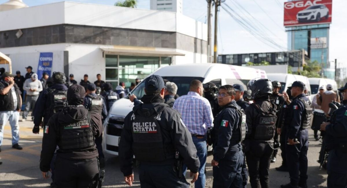 Caos en Vía Atlixcáyotl tras operativo; retiran rutas no autorizadas
