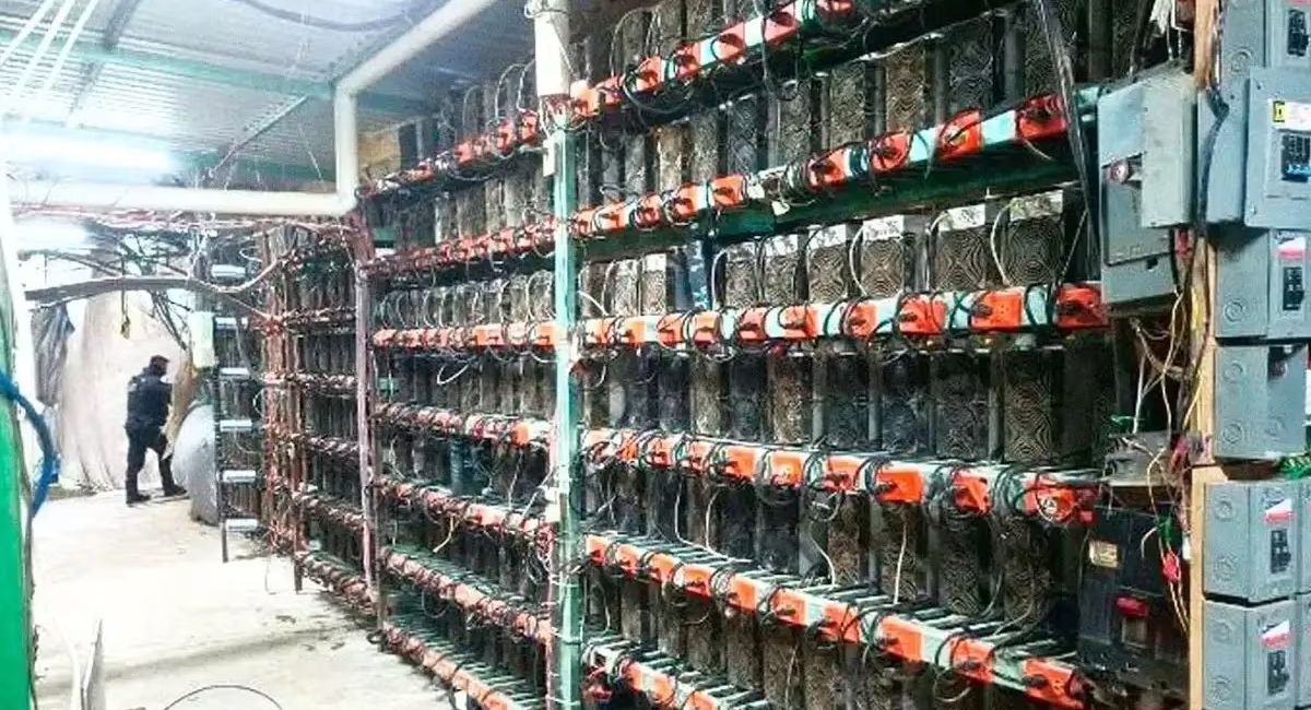 Desmantelan granja de criptomonedas conectada ilegalmente a presa en Puebla
