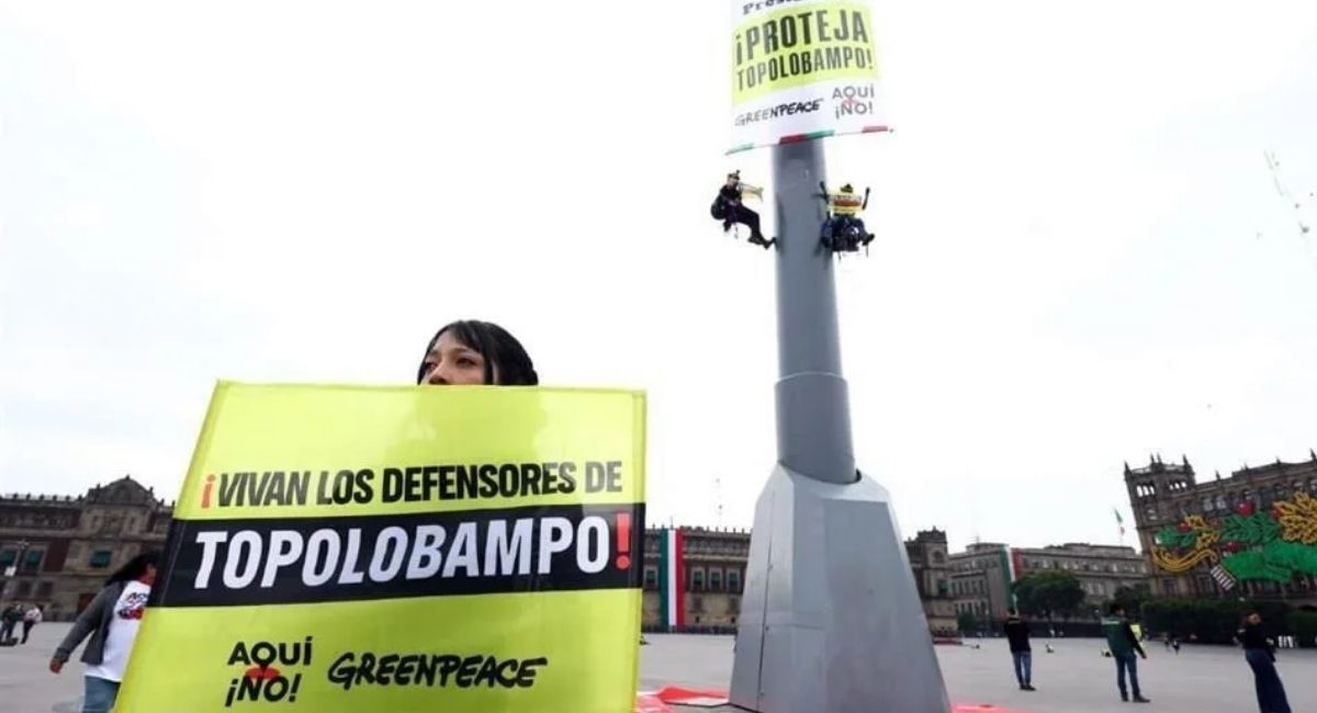 Greenpeace escala asta del Zócalo para frenar planta de amoniaco en Sinaloa