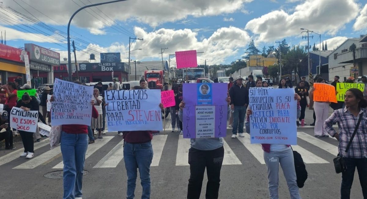 Familiares de Hugo y Steven bloquean Valsequillo; exigen revisar el caso
